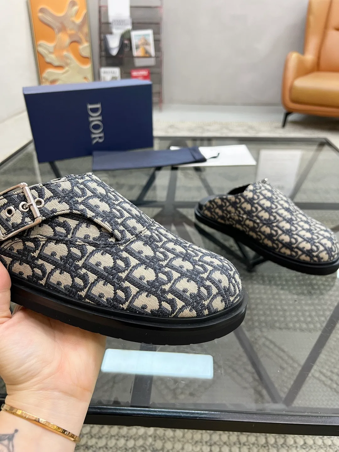 Men's Men's Shoes 💰340 [New Style] 🐝🐝2025ss Dior's latest men's slippers are a must-have. Dior Alias ​​Men's Genuine Leather Slippers This summer new Alias ​​sandal embodies a casual and elegant style. Carefully crafted from grained cow leather and Oblique printed fabric, with cowhide lining! Cross-strap design with metal-clad brass CD Diamond logo. The imported cowhide leather and rubber sole adds sophistication and comfort, while Oblique print-effect anti-slip panels add style. Code: 38-44 (45 can be customized